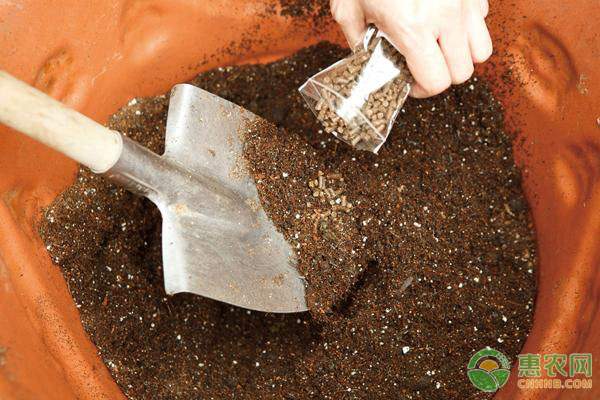 新型植保机械助力现代农业发展 无人机低空喷雾引领行业变革-绿源新宇生物有机肥官网 新型植保机械助力现代农业发展 无人机低空喷雾引领行业变革-绿源新宇生物有机肥官网